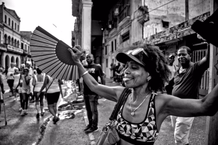 Muchacha con abanico rojo I