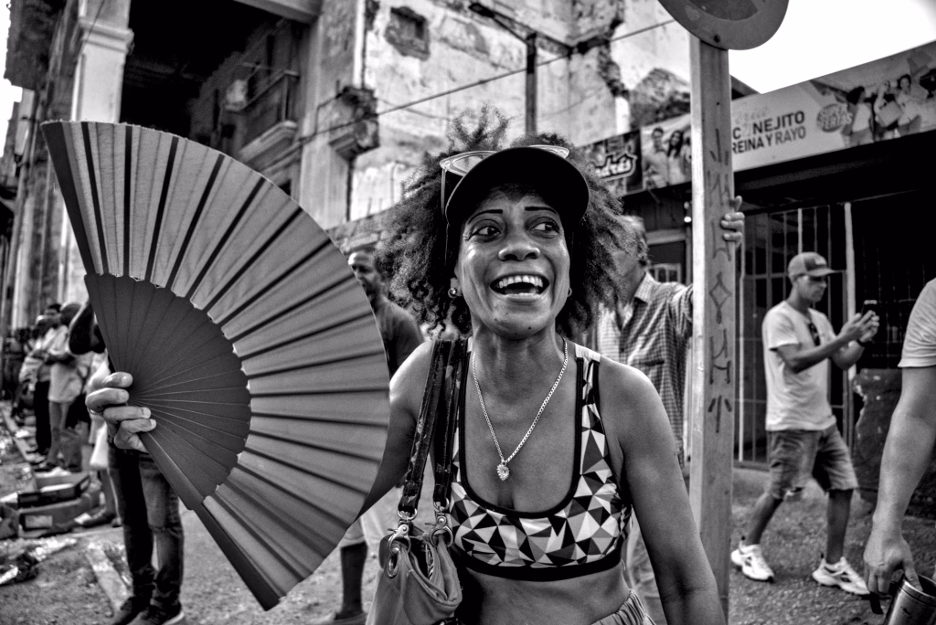 Muchacha con abanico rojo II