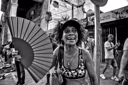 Muchacha con abanico rojo II