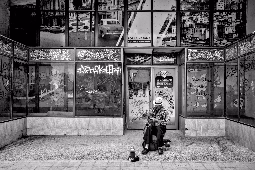 Hombre tocando el saxofón I
