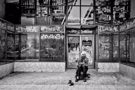Hombre tocando el saxofón I