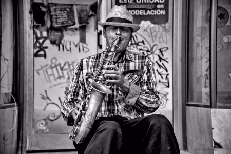 Hombre tocando el saxofón II